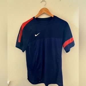 Men’s Medium Nike Dri-Fit Soccer Tee